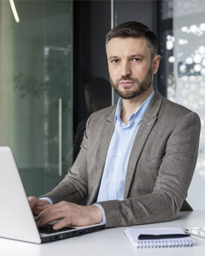 business-professional-working-intently-on-laptop-team